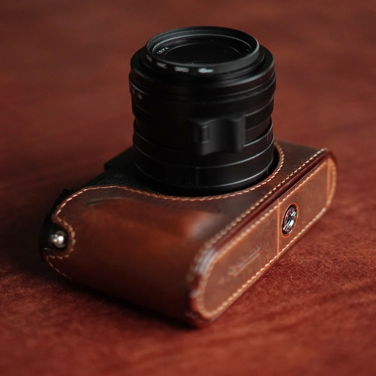 New type] Leica Q2 half case / battery & SD access door : LEICA