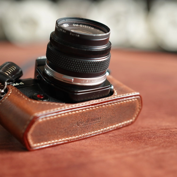Olympus OM4 / OM4ti half case : LEICA CASES & STRAPS by handcraft