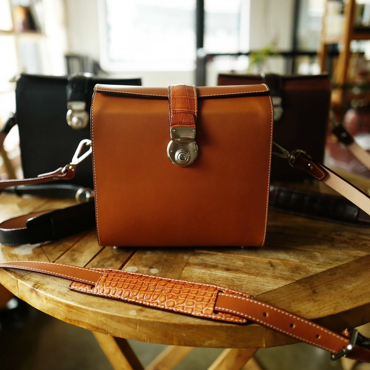 希少　Leica ブラウンレザーショルダーバッグ Crocodile edition] Heritage Camera bag : LEICA CASES & STRAPS by