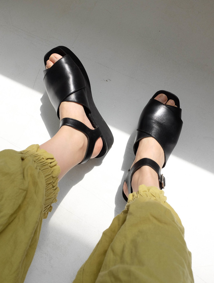 tricot COMME des GARÇONS フリルサンダル Tricot Comme des Garçons Leather Platform Sandals : F.A.V Archive