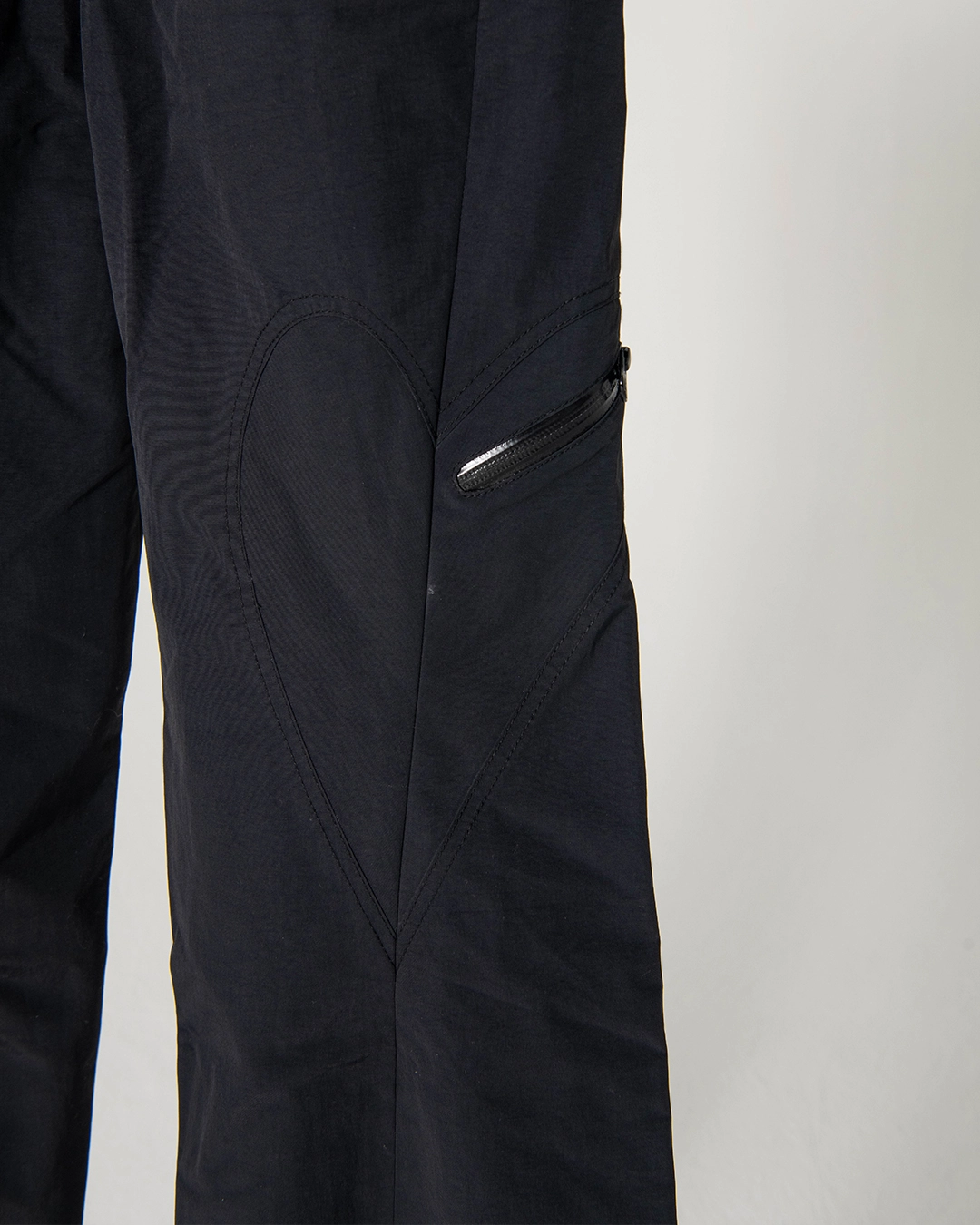 ◆THE MUSEUM VISITOR◆ HEART L NYLON PANTS 08219 TWISTED HEART ZIPPER NYLON PANTS (BLACK) : THE MUSEUM VISITOR