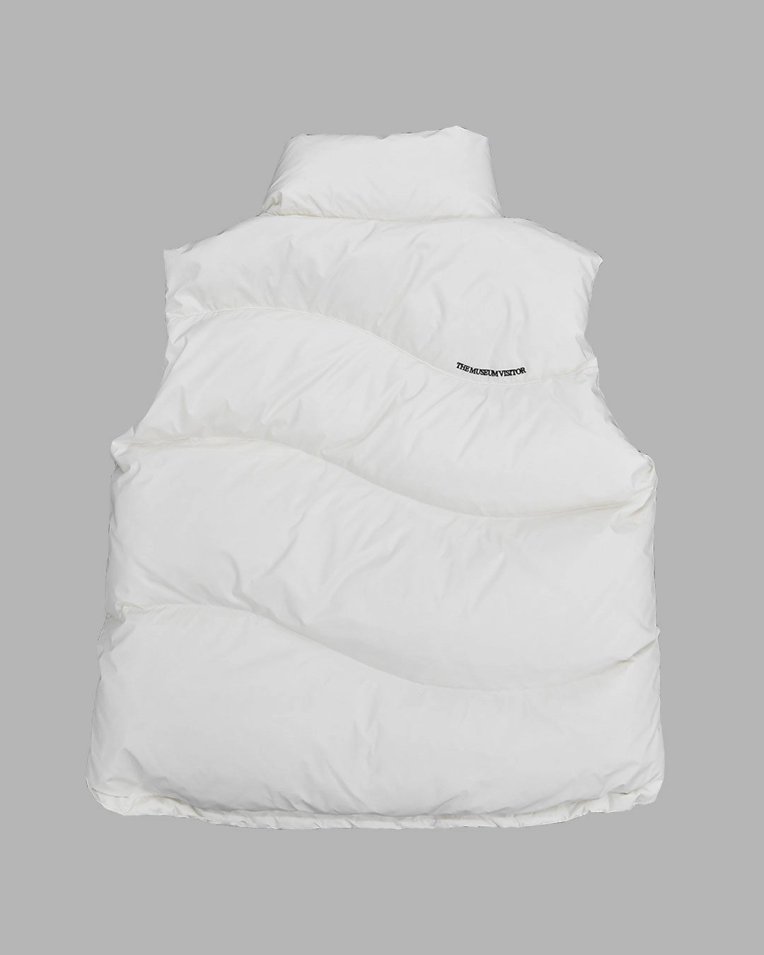 ダウンベスト THE MUSEUM VISITOR CURVED ZIPPER PUFFER DOWN VEST 5FT1099 CURVED ZIPPER PUFFER DOWN VEST (GLOSSY BLACK) : THE MUSEUM