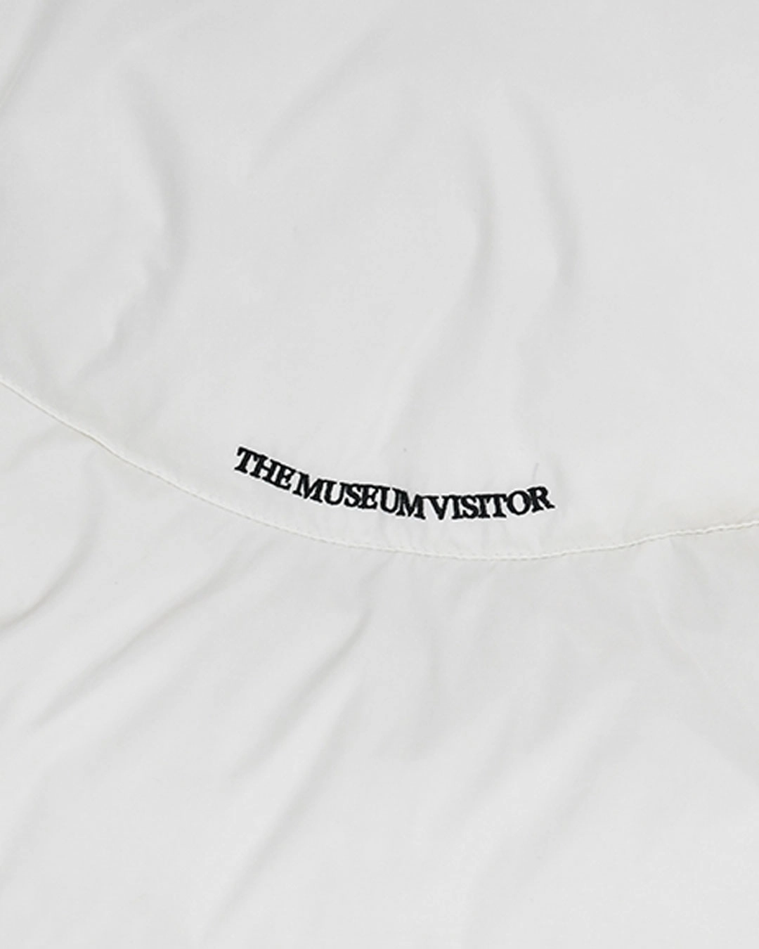 CURVED ZIPPER PUFFER DOWN VEST (WHITE) : THE MUSEUM VISITOR