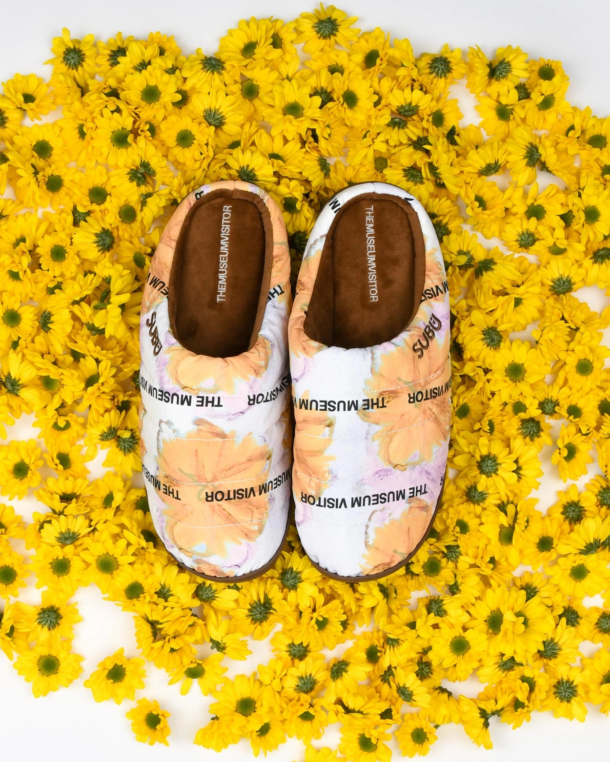 サンダル・ミュール [THE MUSEUM VISITOR]TMV X SUBU YELLOW TMV X SUBU FLOWER (YELLOW) : THE MUSEUM VISITOR