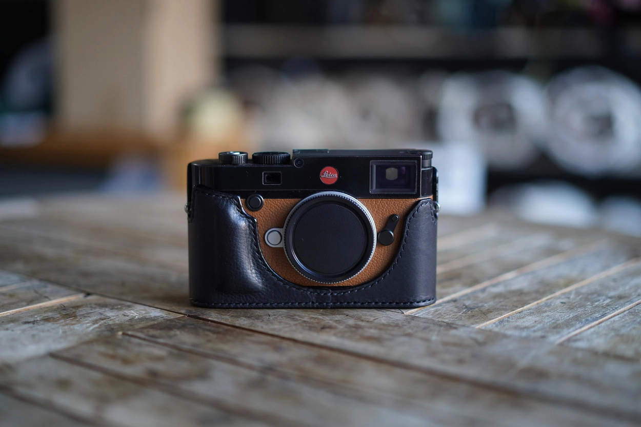 Leica M10 / M10-P / M10-R half case with Battery Access Door 