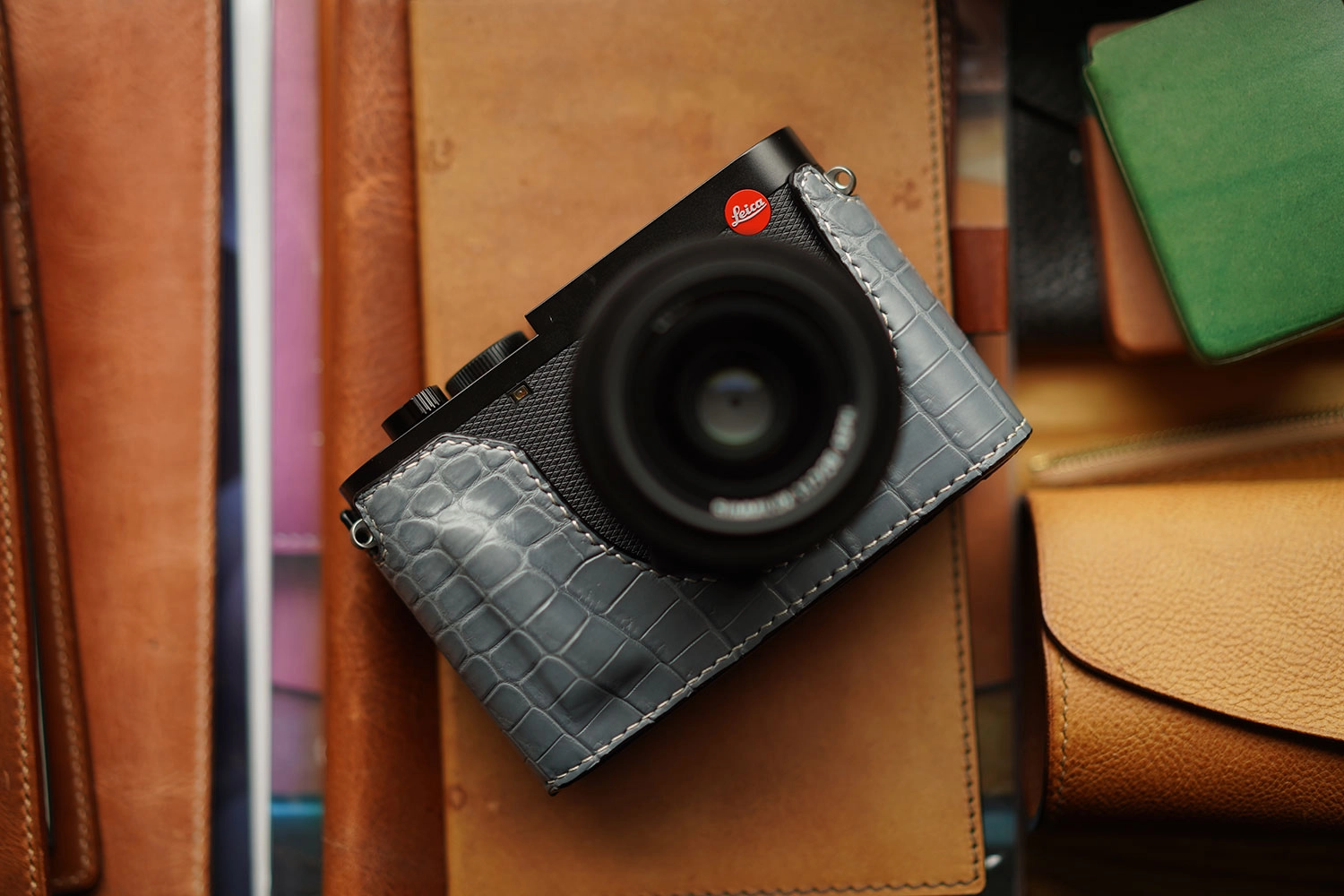 Leica Q3 / Q3 43 half case (Type 1) / battery access door : LEICA 