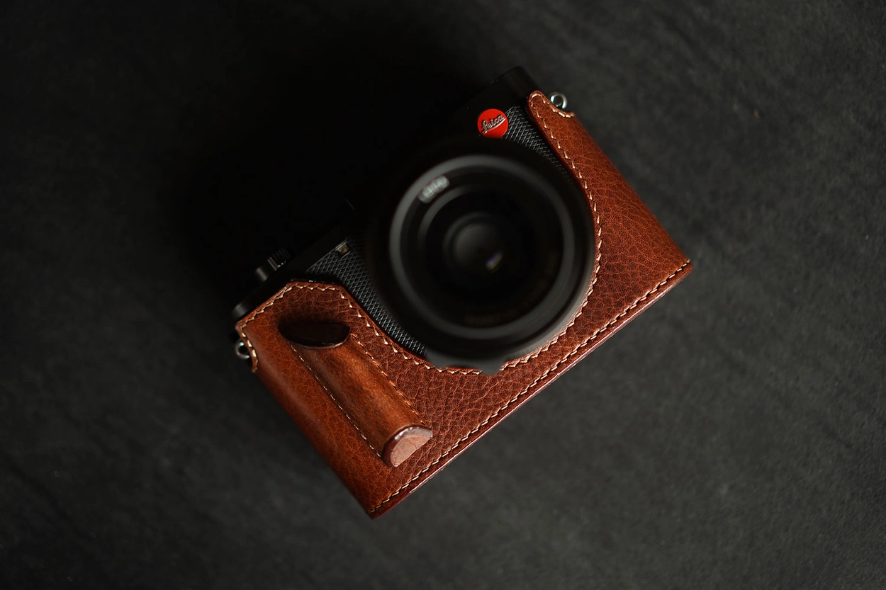 Leica Q3 / Q3 43 half case (Type 1-SD) / battery & SD card Leica Q3 / Q3 43 half case (Type 1-SD) / battery & SD card