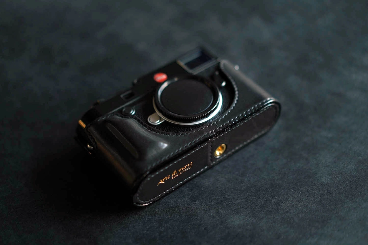 Leica M10 ブラッククローム　Arte di manoケース付き Golden Eye Edition] Half-case for Leica M10 series (M10 / M10-P