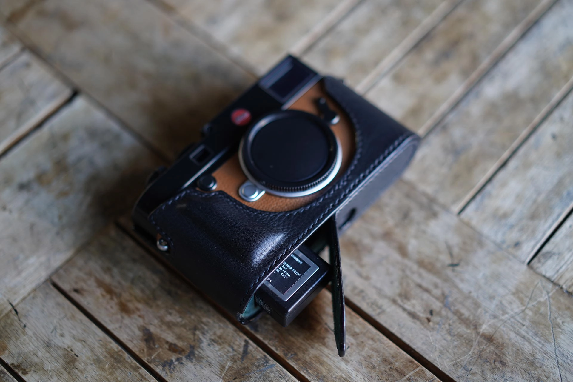 Leica M10 / M10-P / M10-R half case with Battery Access Door 