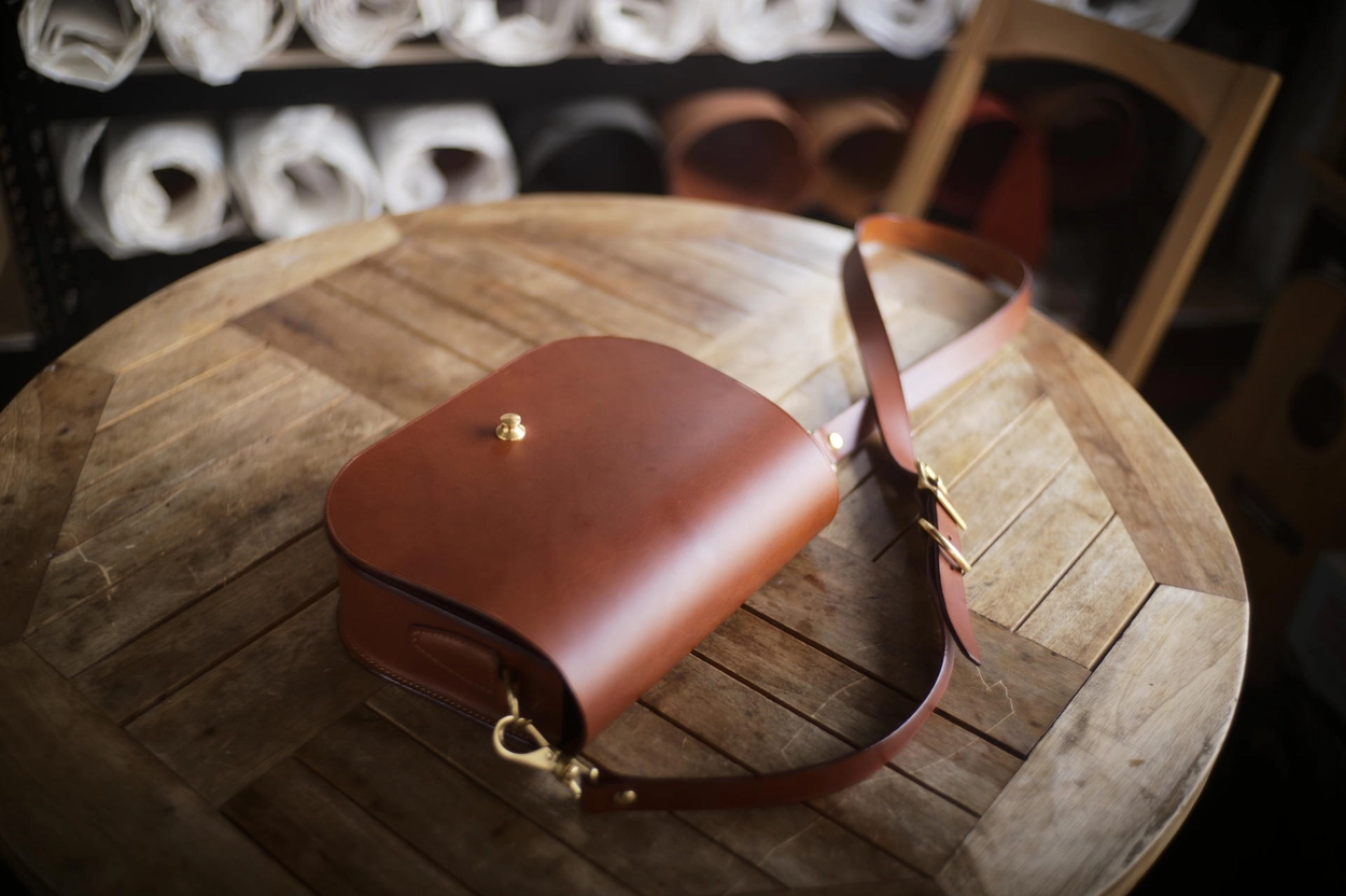 Arte di mano] Saddle bag : LEICA CASES & STRAPS by handcraft