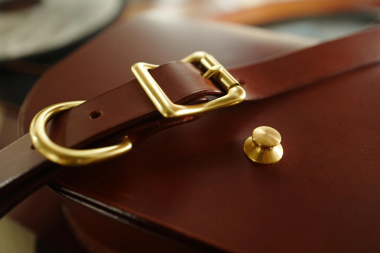 Arte di mano] Saddle bag : LEICA CASES & STRAPS by handcraft