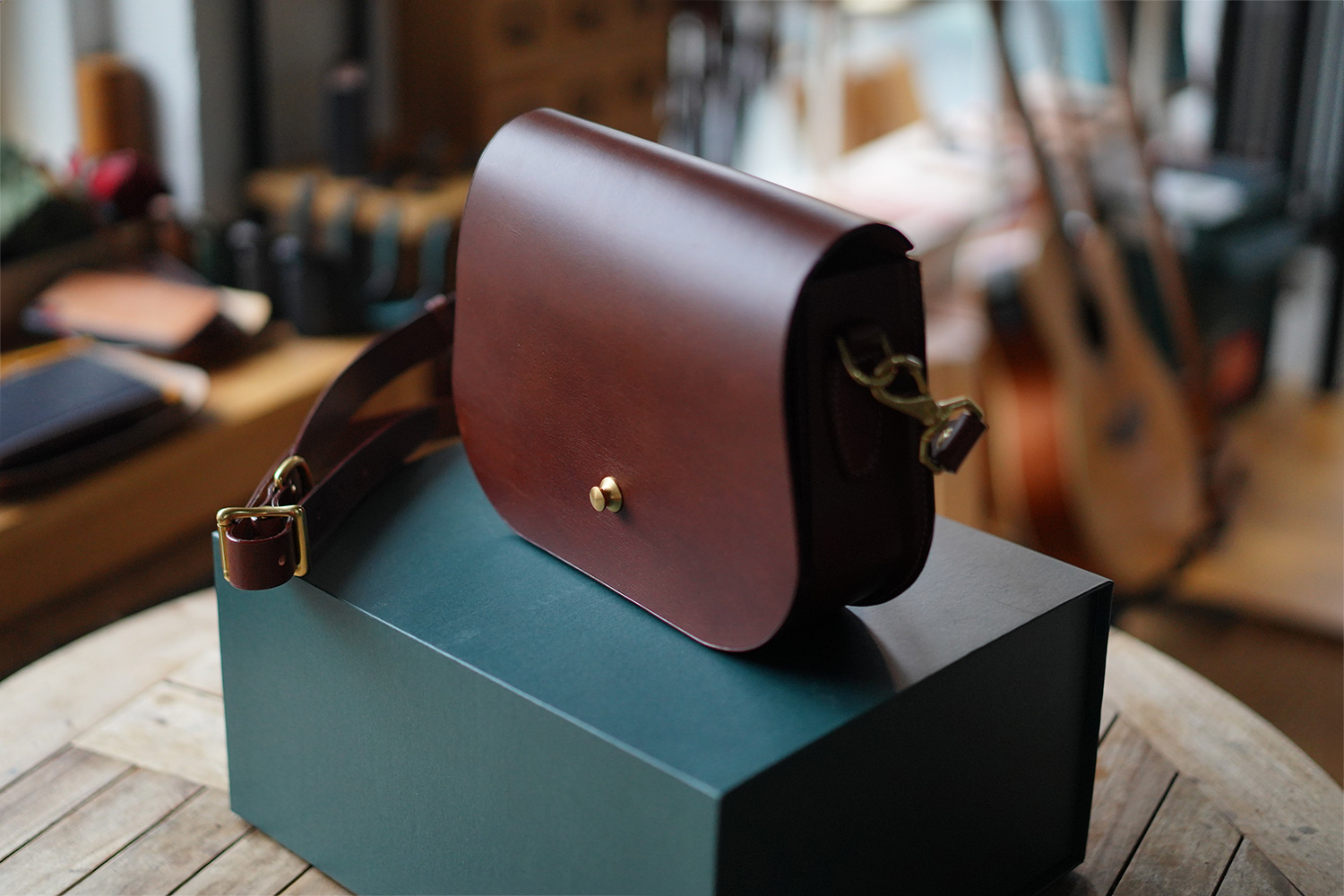 Arte di mano] Saddle bag : LEICA CASES & STRAPS by handcraft