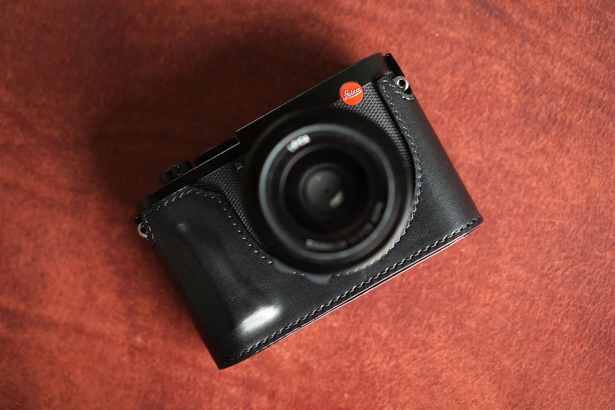New type] Leica Q2 half case / battery & SD access door : LEICA