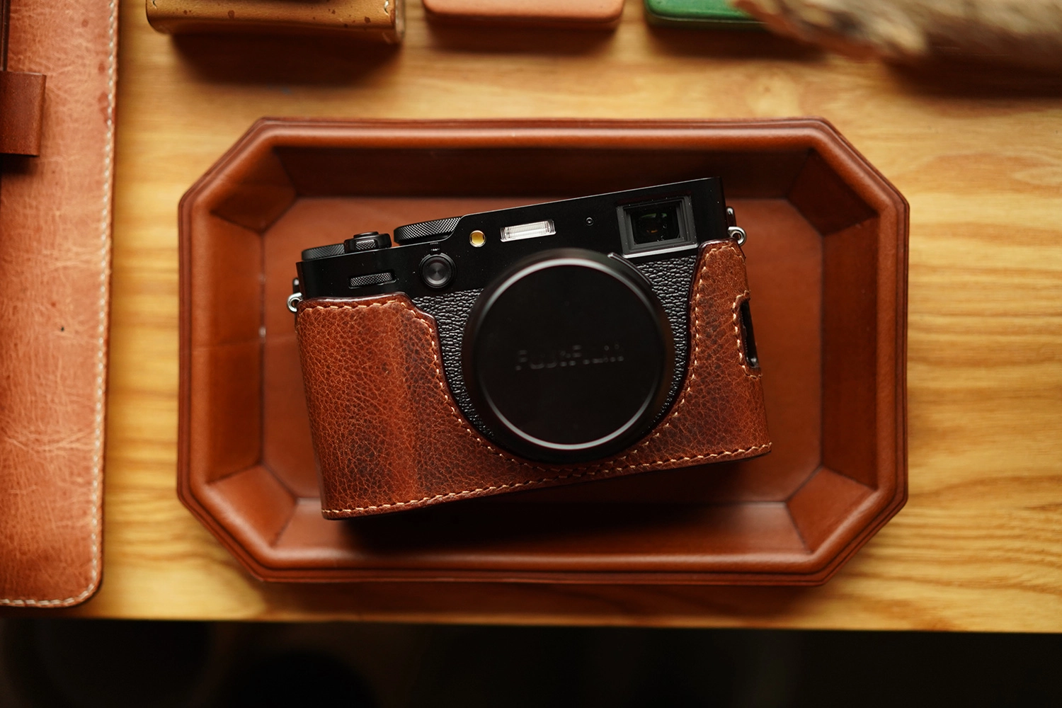 VOVMOEYA Étui Demi-Cuir PU Premium Pour Fujifilm X100VI – Protection Rétro Marron, Ajustement Parfait, Accès Total Aux Boutons & Trépied