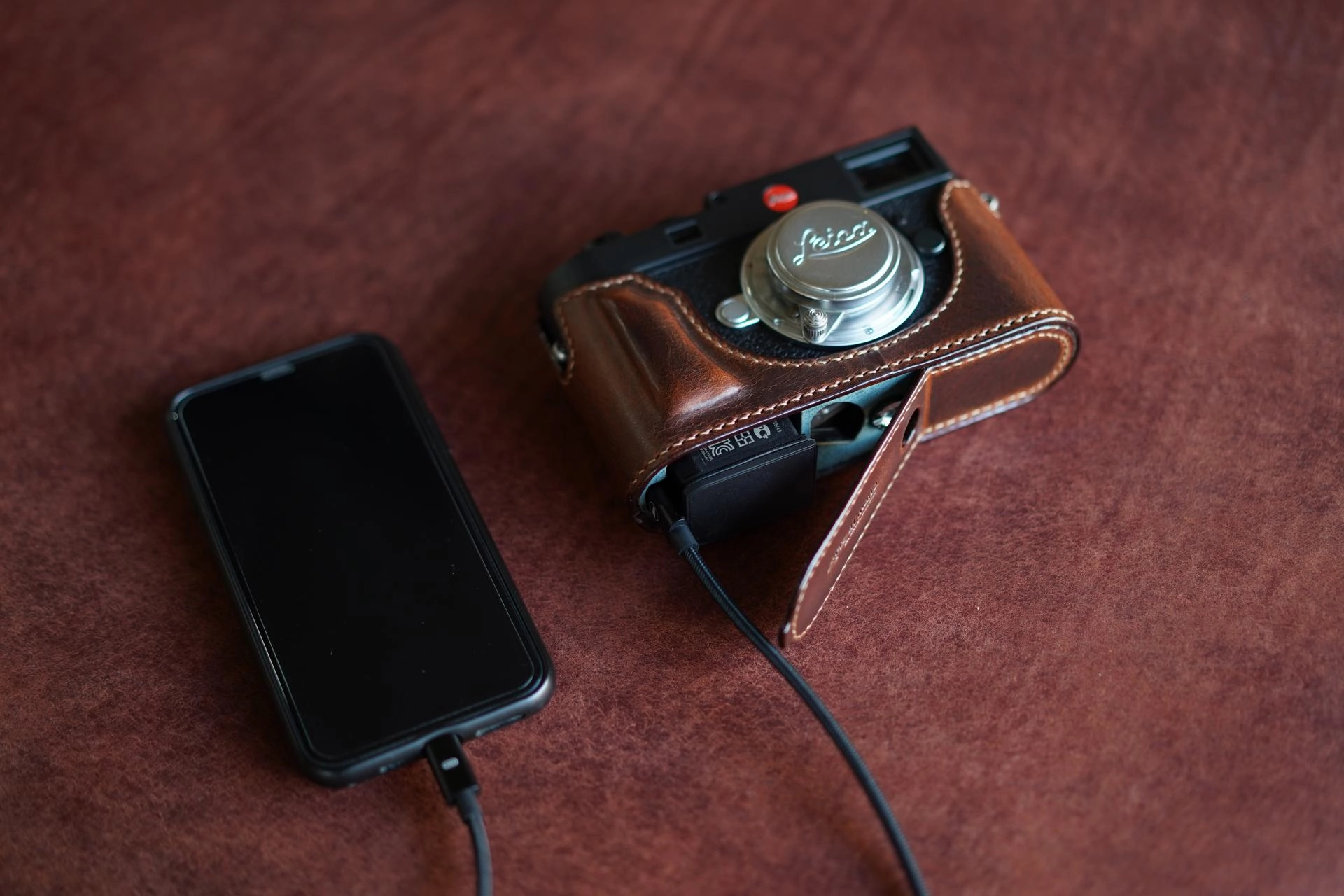 Leica M EV1 half case / Battery door type : LEICA CASES & STRAPS