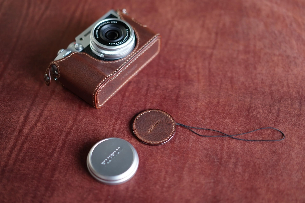 魅了 LEICA : X100VI Fujifilm for Half-case CASES by STRAPS & 香水(男性用)