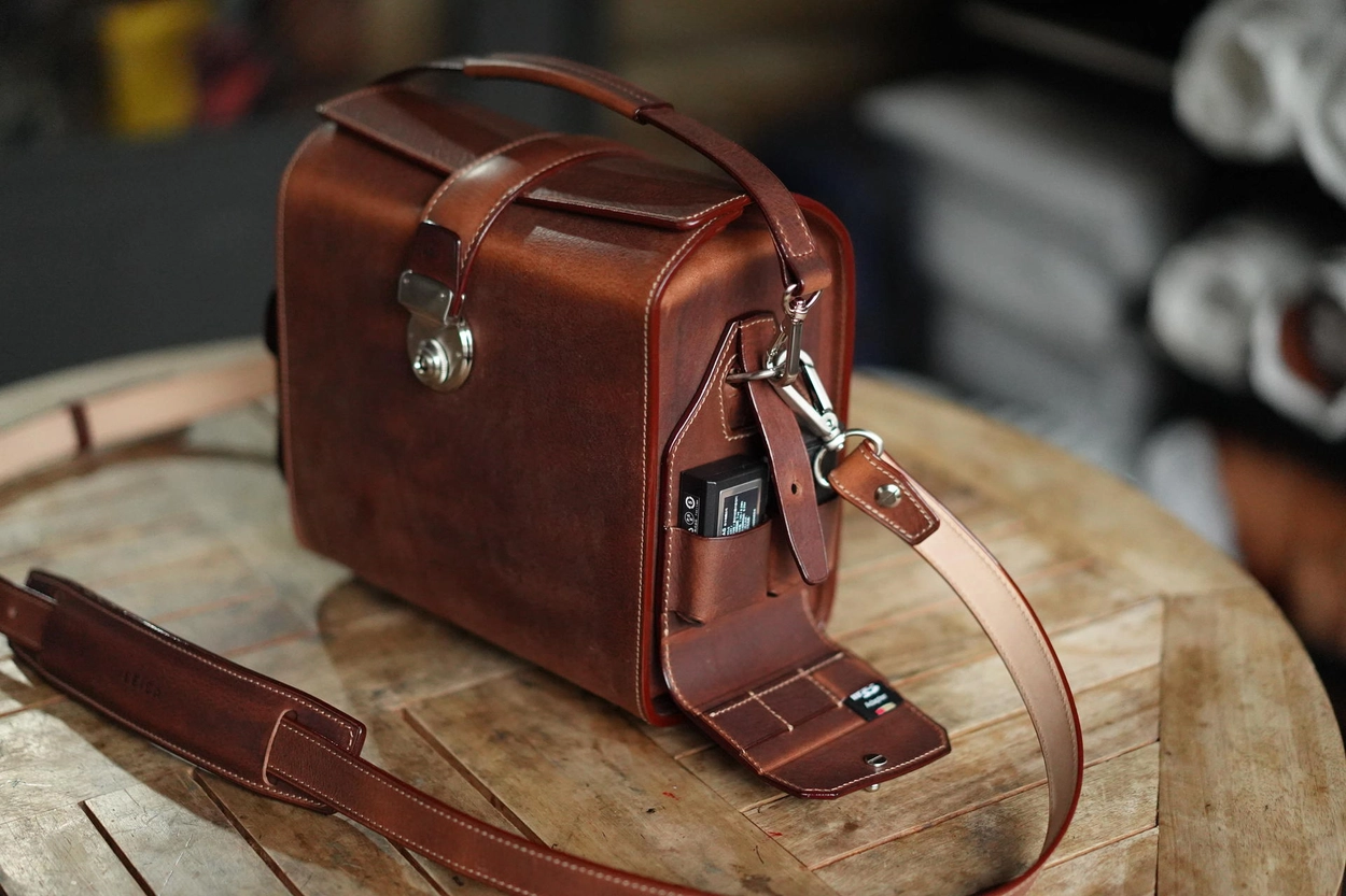 Crocodile edition] Heritage Camera bag : LEICA CASES & STRAPS by