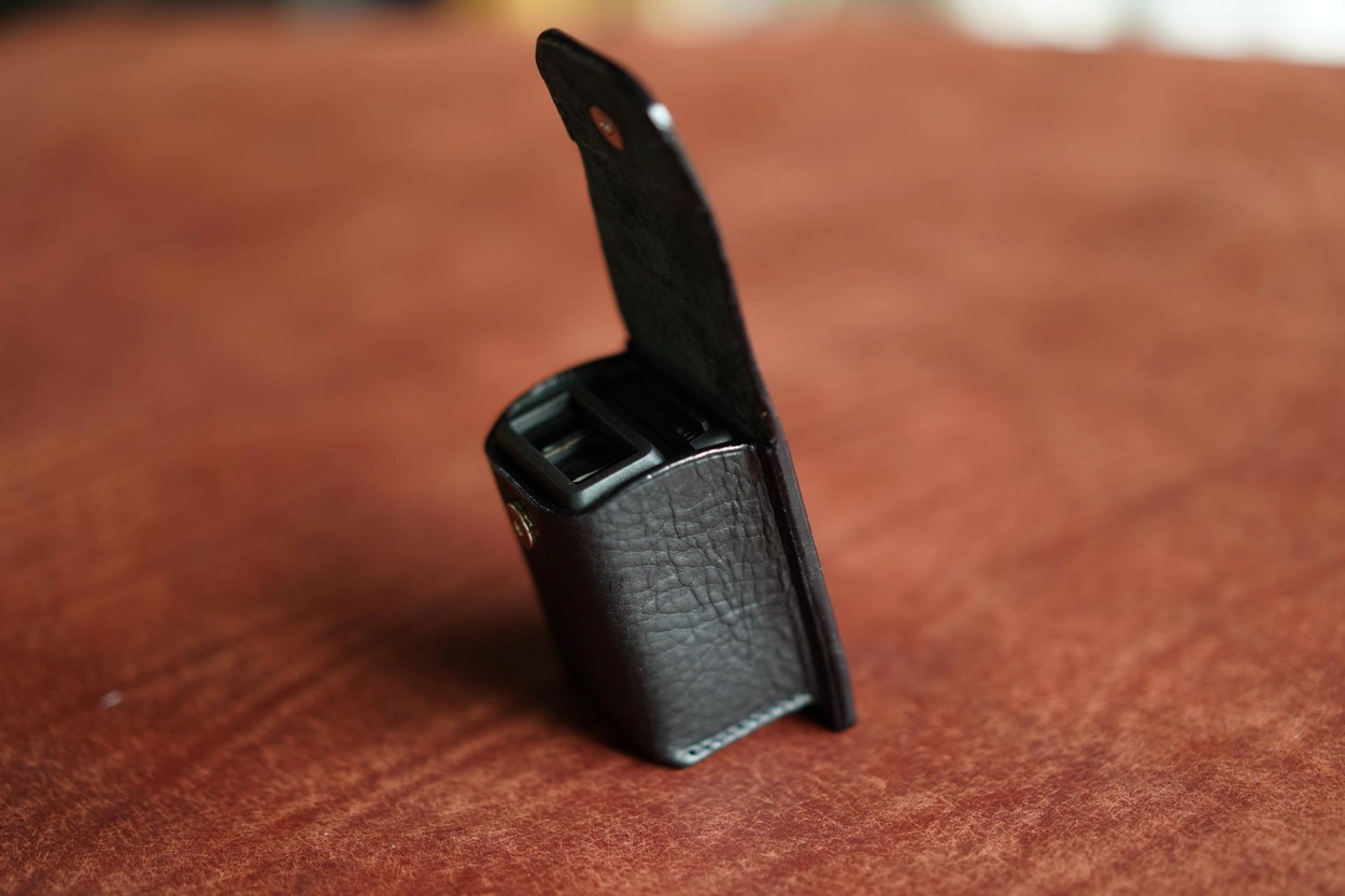 Multi Pouch for Leica Visoflex 2 & Thumb support (for M11) : LEICA