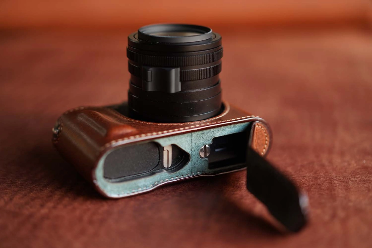 Leica Q3 half case (Type 1-SD) / battery & SD card access door