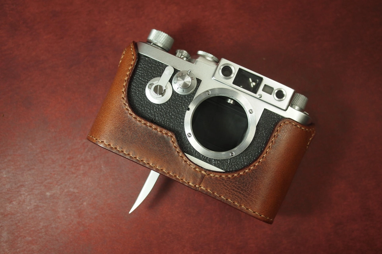 Leica Barnack IIIF with Leica VIT half case : LEICA CASES & STRAPS