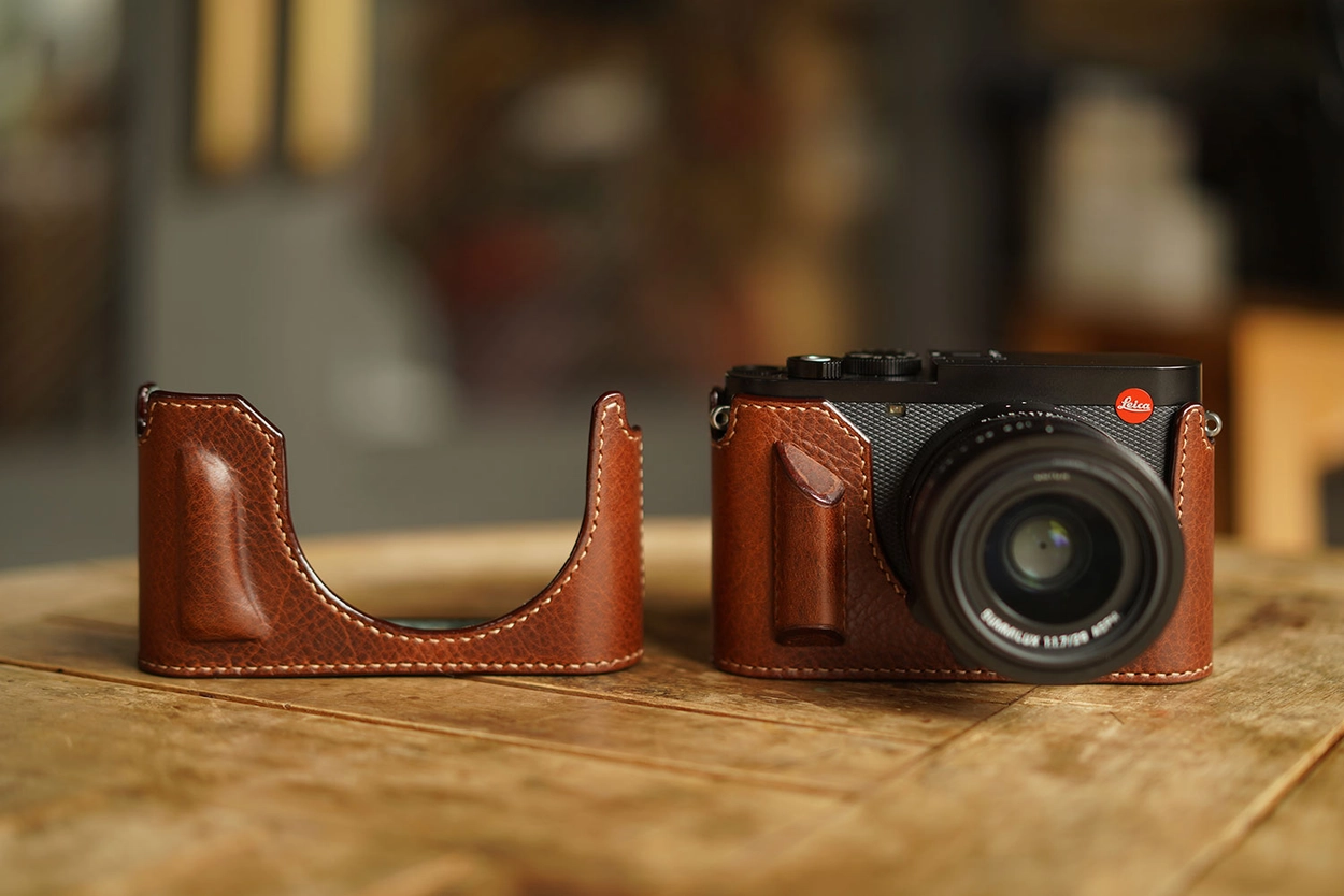 Leica Q3 / Q3 43 half case (Type 1-SD) / battery & SD card Leica Q3 / Q3 43 half case (Type 1-SD) / battery & SD card