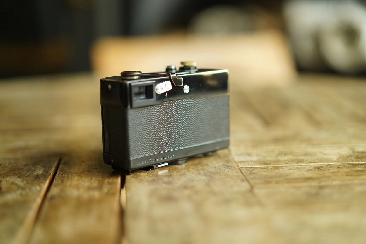 Rollei 35 / Real leather skin : LEICA CASES & STRAPS by Rollei 35 / Real leather skin : LEICA CASES & STRAPS by