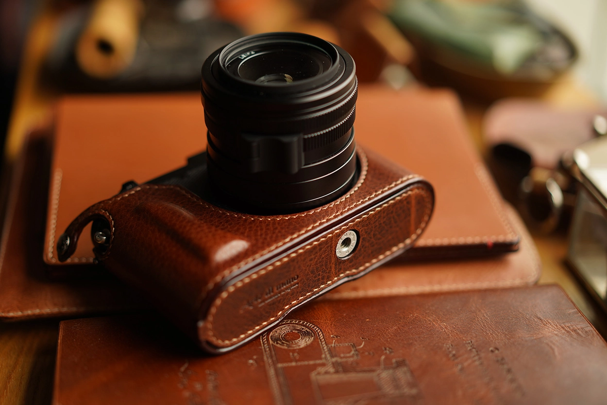 Leica Q3 half case (Type 2) snap fixed / Battery & SD card door access :  LEICA CASES & STRAPS by handcraft - Arte di mano