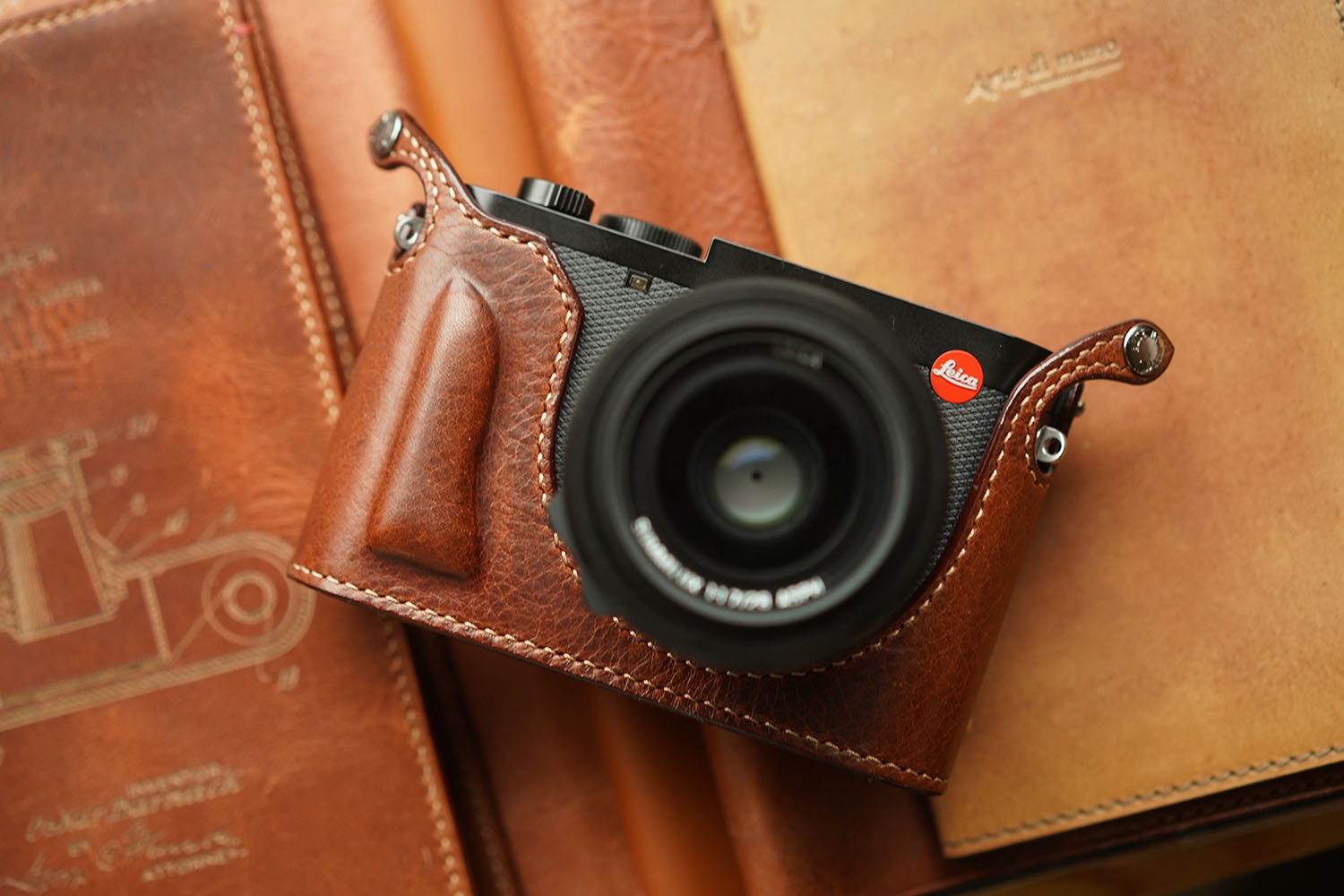 Leica Q3 / Q3 43 half case (Type 2) snap fixed / Battery & SD card