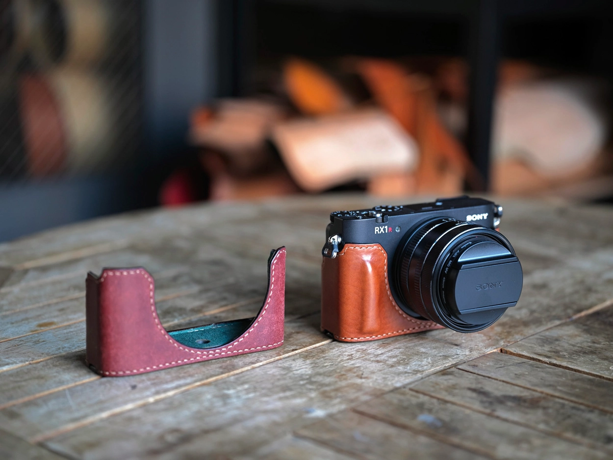 Half-case for SONY RX1R3 / RX1R III : LEICA CASES & STRAPS by