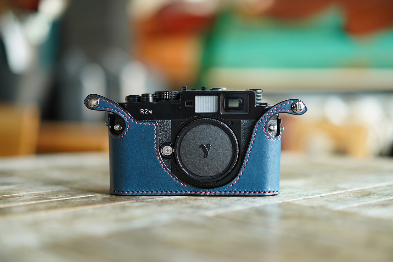 Voigtlander BESSA R2M half-case : LEICA CASES & STRAPS by
