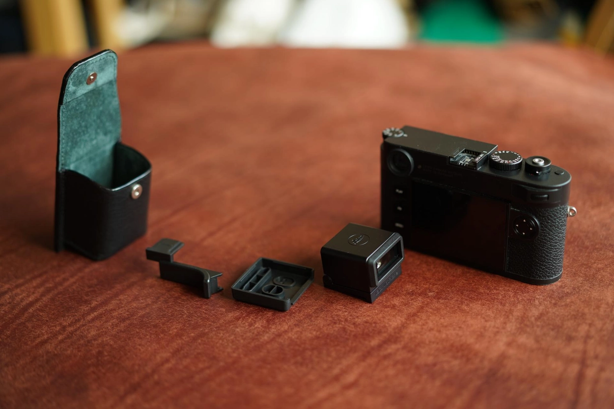 Multi Pouch for Leica Visoflex 2 & Thumb support (for M11) : LEICA