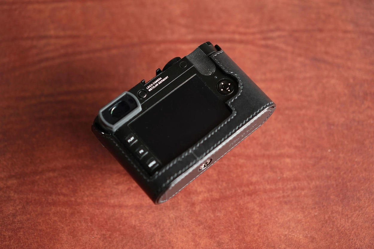 New type] Leica Q2 half case / battery & SD access door : LEICA