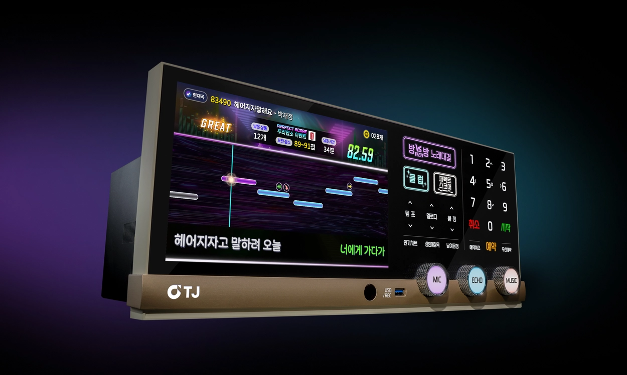 TJ미디어 P3는 10.1인치 대화면 터치스크린, 손쉬운 물리 버튼, 노래방 업소와 코인노래방에 최적화된 몰입형 사운드와 트렌디한  기능(방대방 대결·유튜브·앱 연동 등)으로, 누구나 간편하고 재미있게 최신 노래방 서비스를 이용할 수 있는 프리미엄 반주기이다.