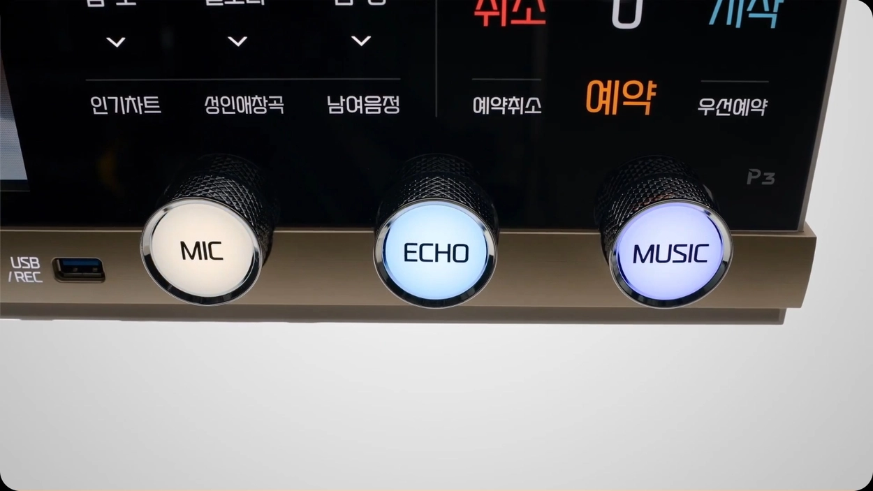 TJ미디어 P3는 10.1인치 대화면 터치스크린, 손쉬운 물리 버튼, 노래방 업소와 코인노래방에 최적화된 몰입형 사운드와 트렌디한  기능(방대방 대결·유튜브·앱 연동 등)으로, 누구나 간편하고 재미있게 최신 노래방 서비스를 이용할 수 있는 프리미엄 반주기이다.