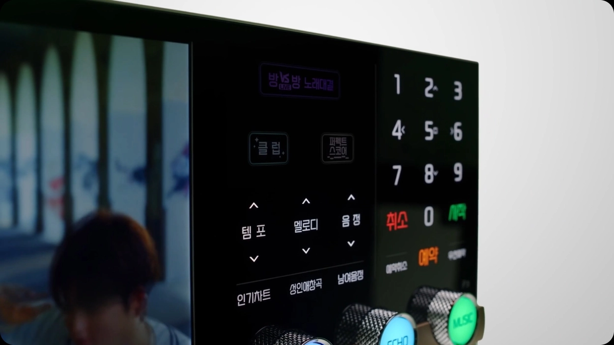 TJ미디어 P3는 10.1인치 대화면 터치스크린, 손쉬운 물리 버튼, 노래방 업소와 코인노래방에 최적화된 몰입형 사운드와 트렌디한  기능(방대방 대결·유튜브·앱 연동 등)으로, 누구나 간편하고 재미있게 최신 노래방 서비스를 이용할 수 있는 프리미엄 반주기이다.