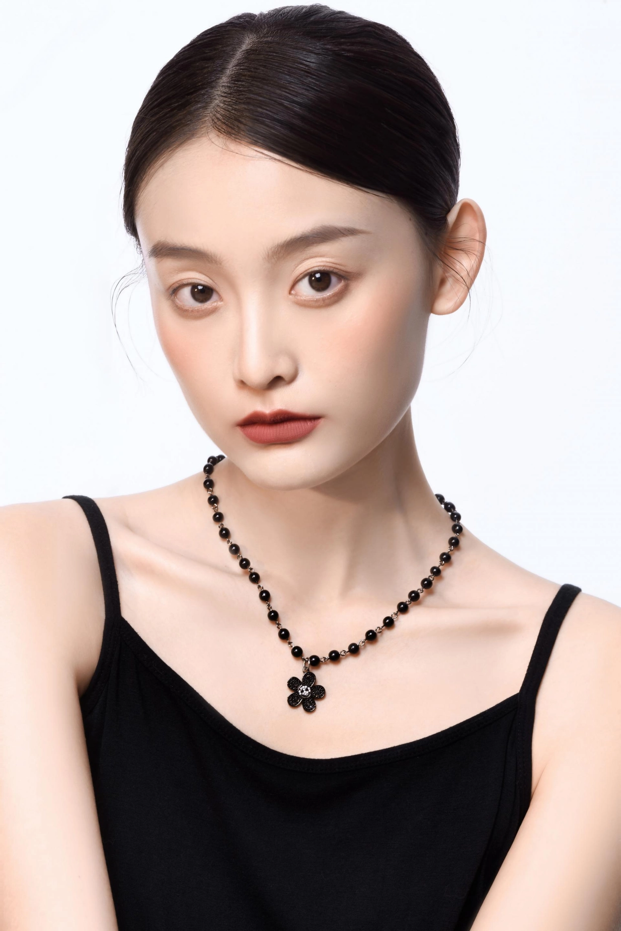 BLACK DAISY NECKLACE : twentyoneaugust