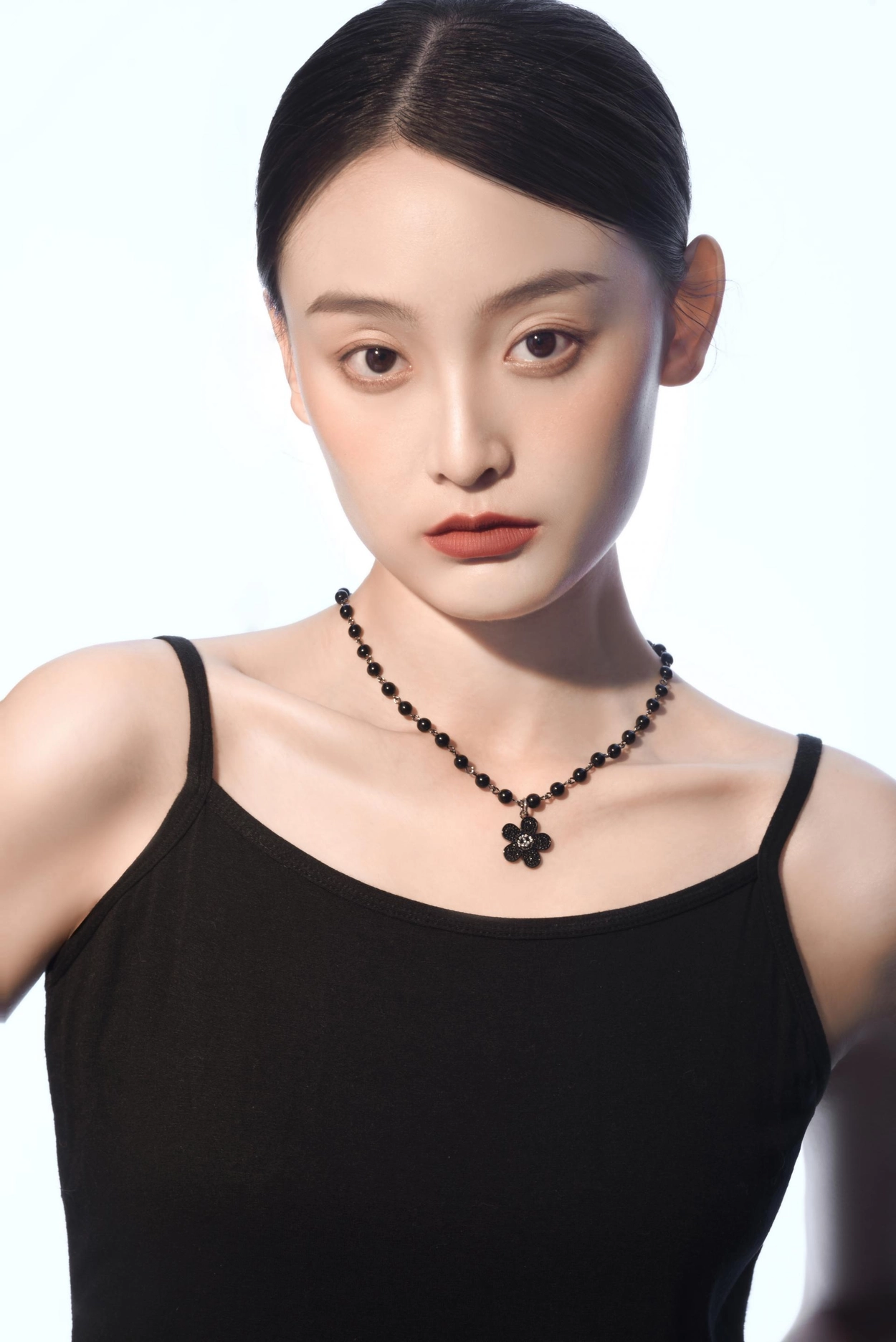 [TWENTYONEAUGUST] BLACK DAISY NECKLACE /スジさん着用 TWENTYONEAUGUST] BLACK DAISY NECKLACE /スジさん着用