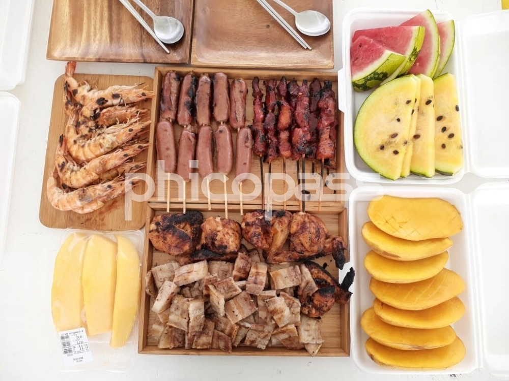 선상에서 즐길 수 있게 세팅된 BBQ와 과일 세트