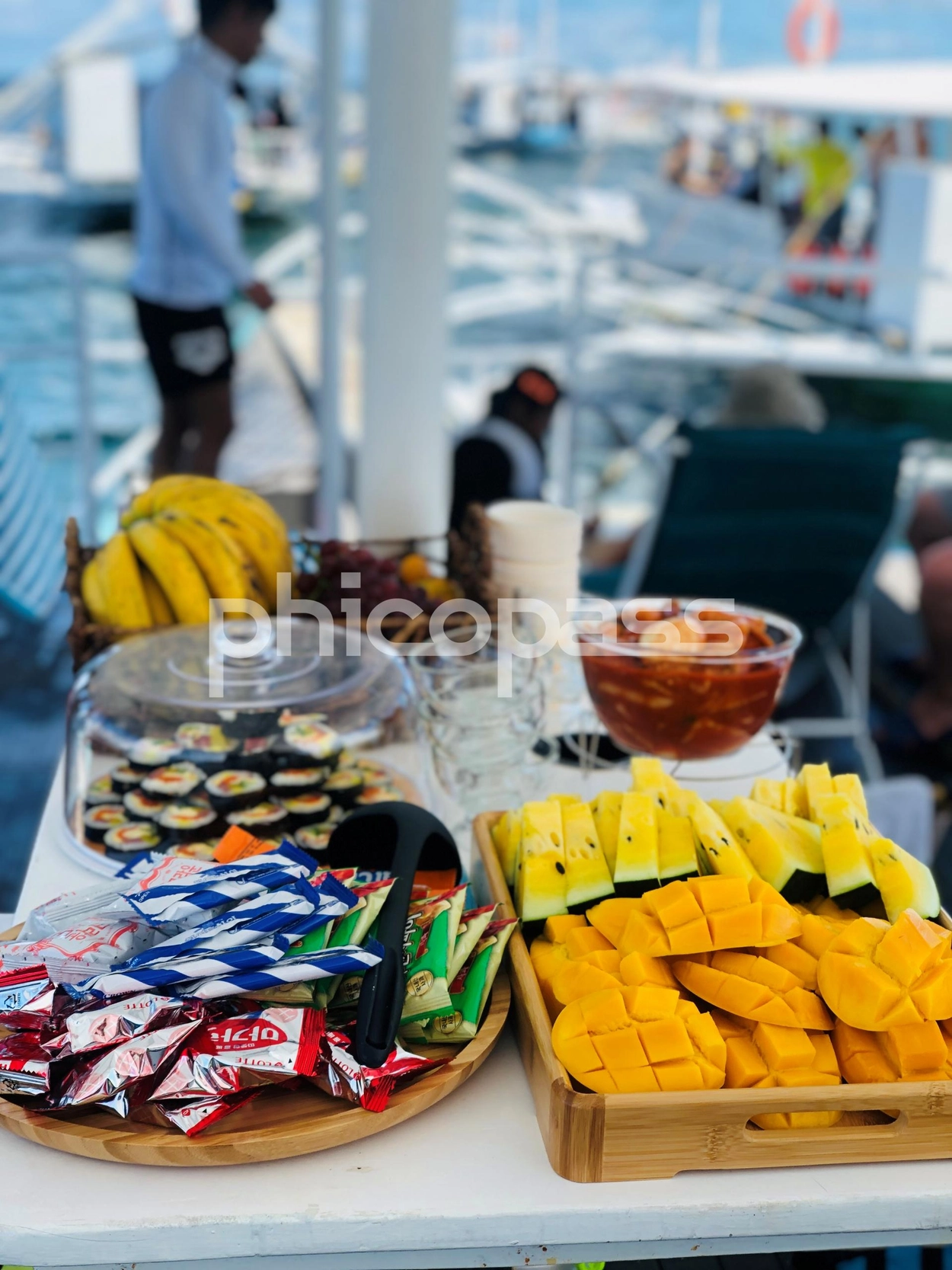 한국인 여행자를 위한 김밥, 과자, 과일 세트