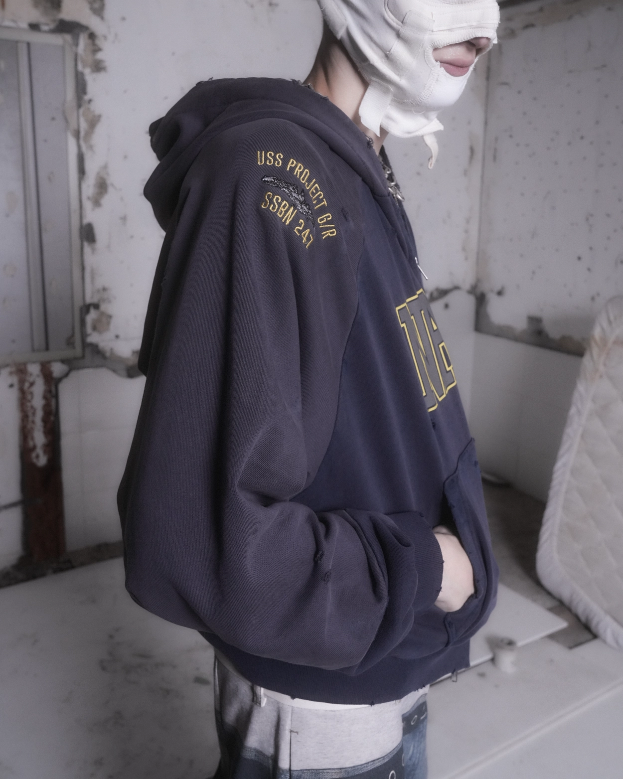 RECONSTRUCTED FOLDED ZIP HOODIE - NAVY : PROJECT G/R RECONSTRUCTED FOLDED ZIP HOODIE - NAVY : PROJECT G/R