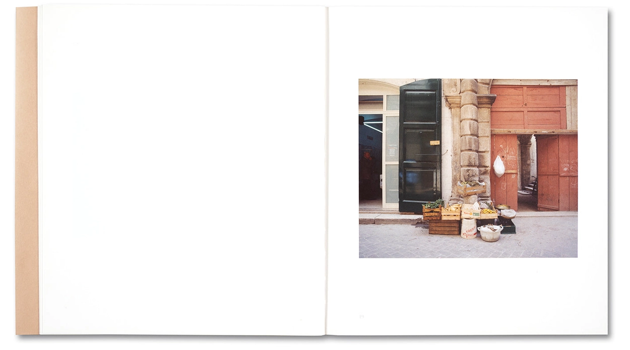 洋書 Luigi Ghirri: Puglia Tra albe e tramonti Luigi Ghirri 'Puglia. Tra albe e tramonti' - Fragment