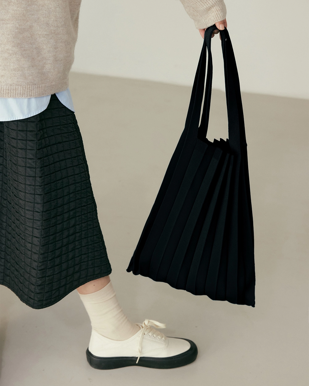 Shoulder Bag Black : PLEATSMAMA: Sustainable Knit Pleats Bag