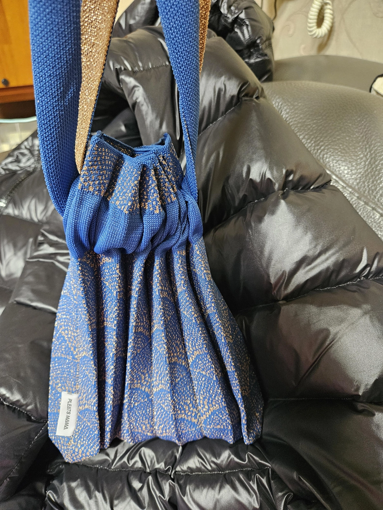 PLEATS MAMA 正規品関税込み MINI BUBBLE BAG Mini Bubble Bag Blue : PLEATSMAMA: Sustainable Knit Pleats Bag
