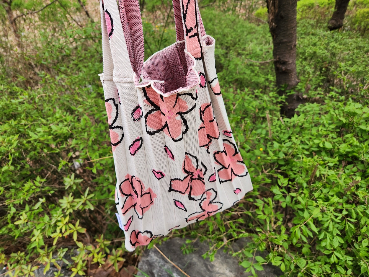 PLEATS MAMA 正規品関税込み [CHERRY BLOSSOM] SHOULDER BAG CHERRY BLOSSOM EDITION] Shoulder Bag Cream(free reusable