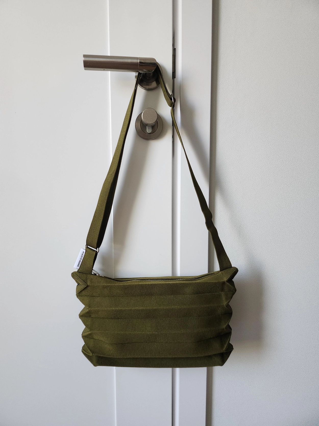 PLEATS MAMA 正規品関税込み NEW SACOCHE BAG KHAKI 1f7f71b0a652a.jpg