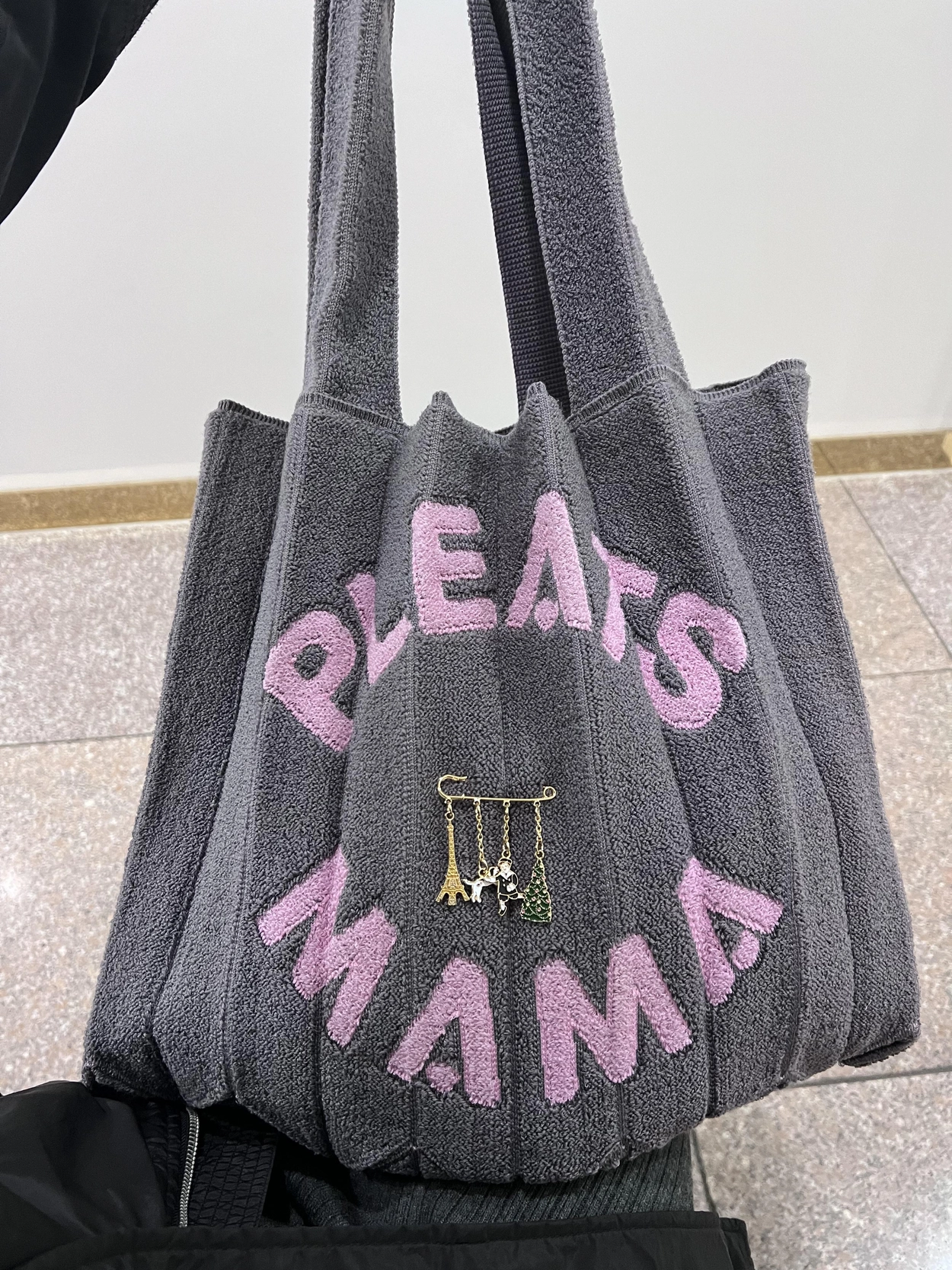 【PLEATS MAMA】 Poodle Shoulder Bag GRAY POODLE BAG GREY : PLEATSMAMA: Sustainable Knit Pleats Bag