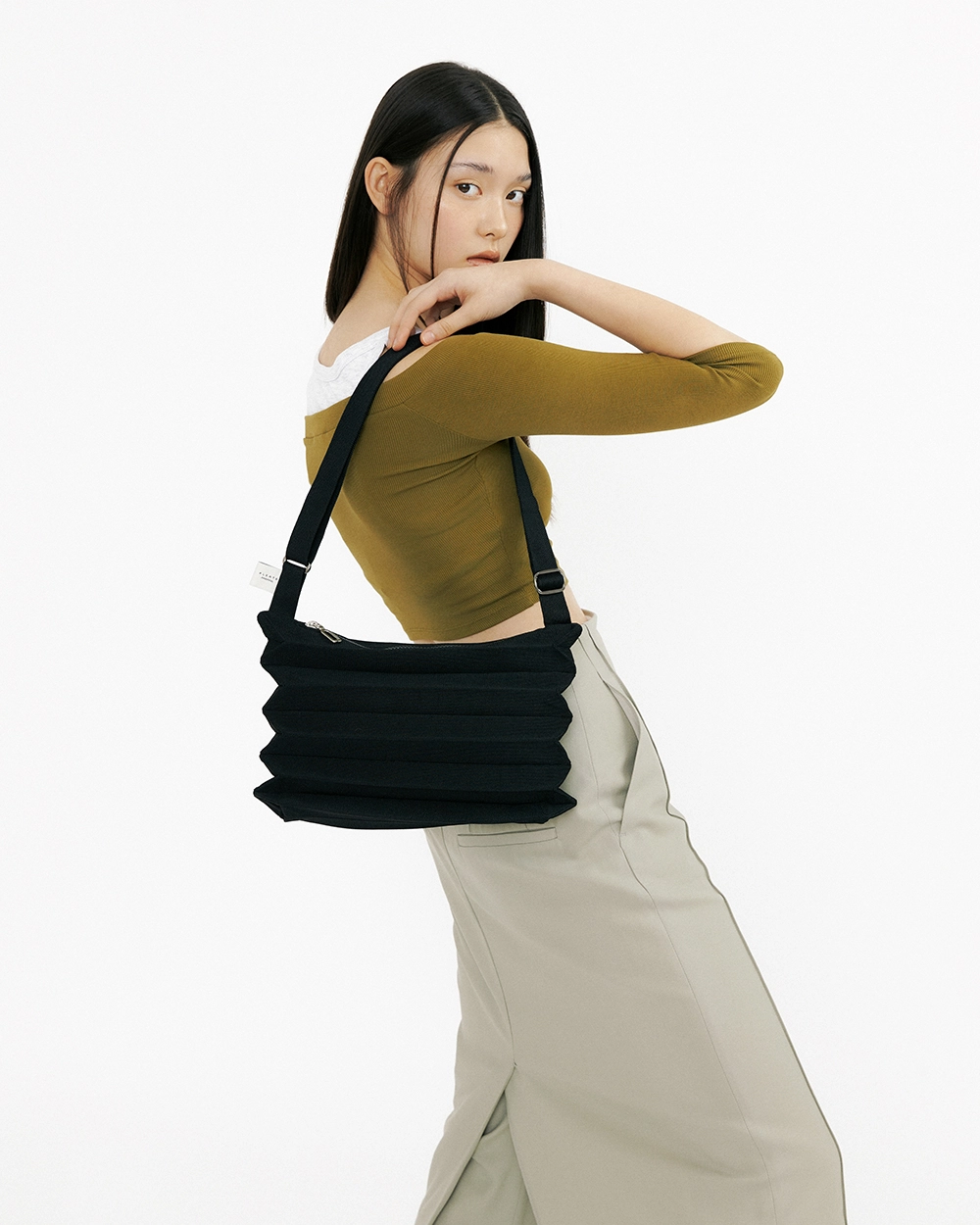 New Sacoche Bag Black : PLEATSMAMA: Sustainable Knit Pleats Bag