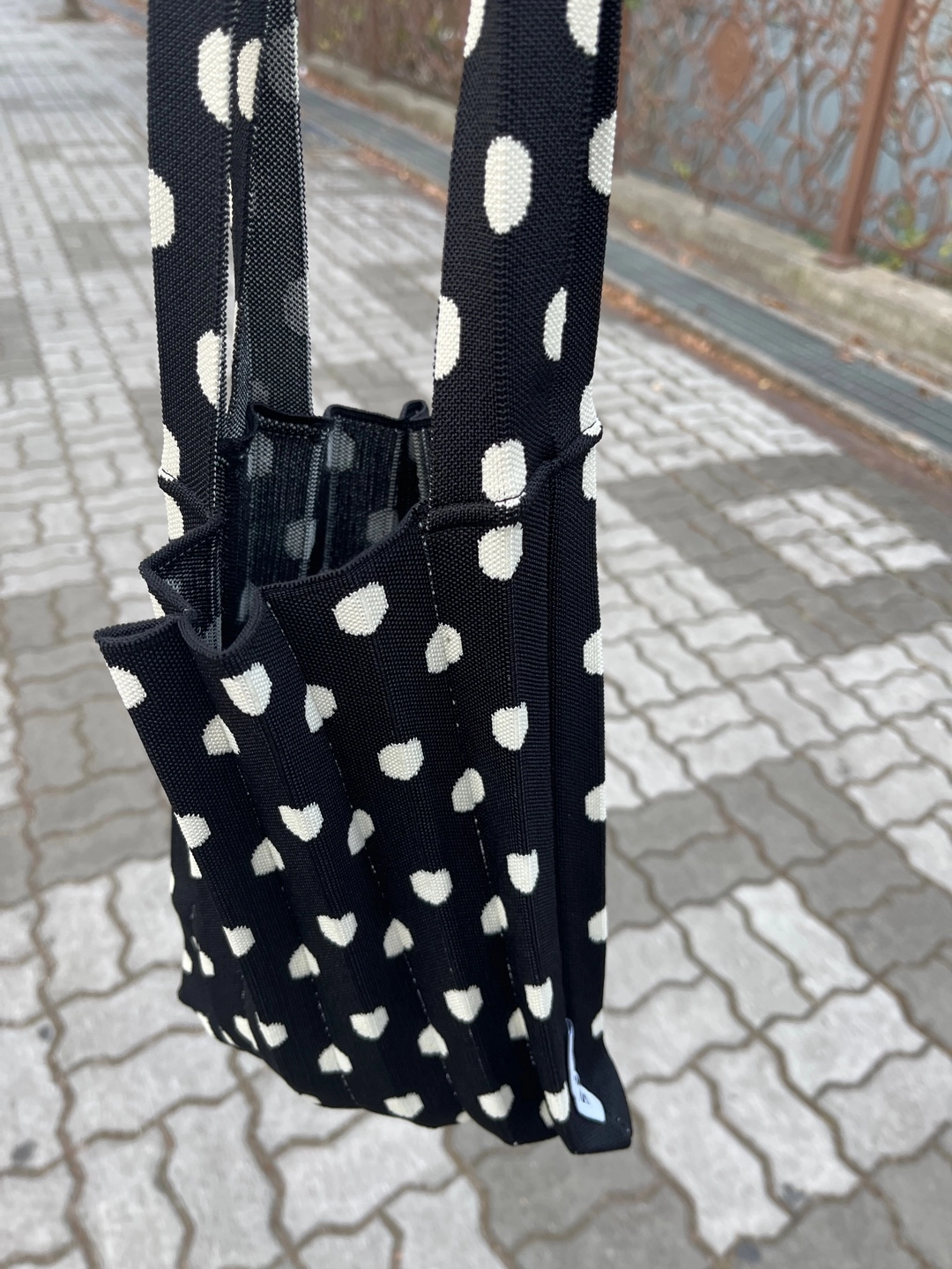 PLEATS MAMA 正規品関税込み MINI SHOULDER BAG WHITE DOT Mini Shoulder Bag White Dot : PLEATSMAMA: Sustainable Knit