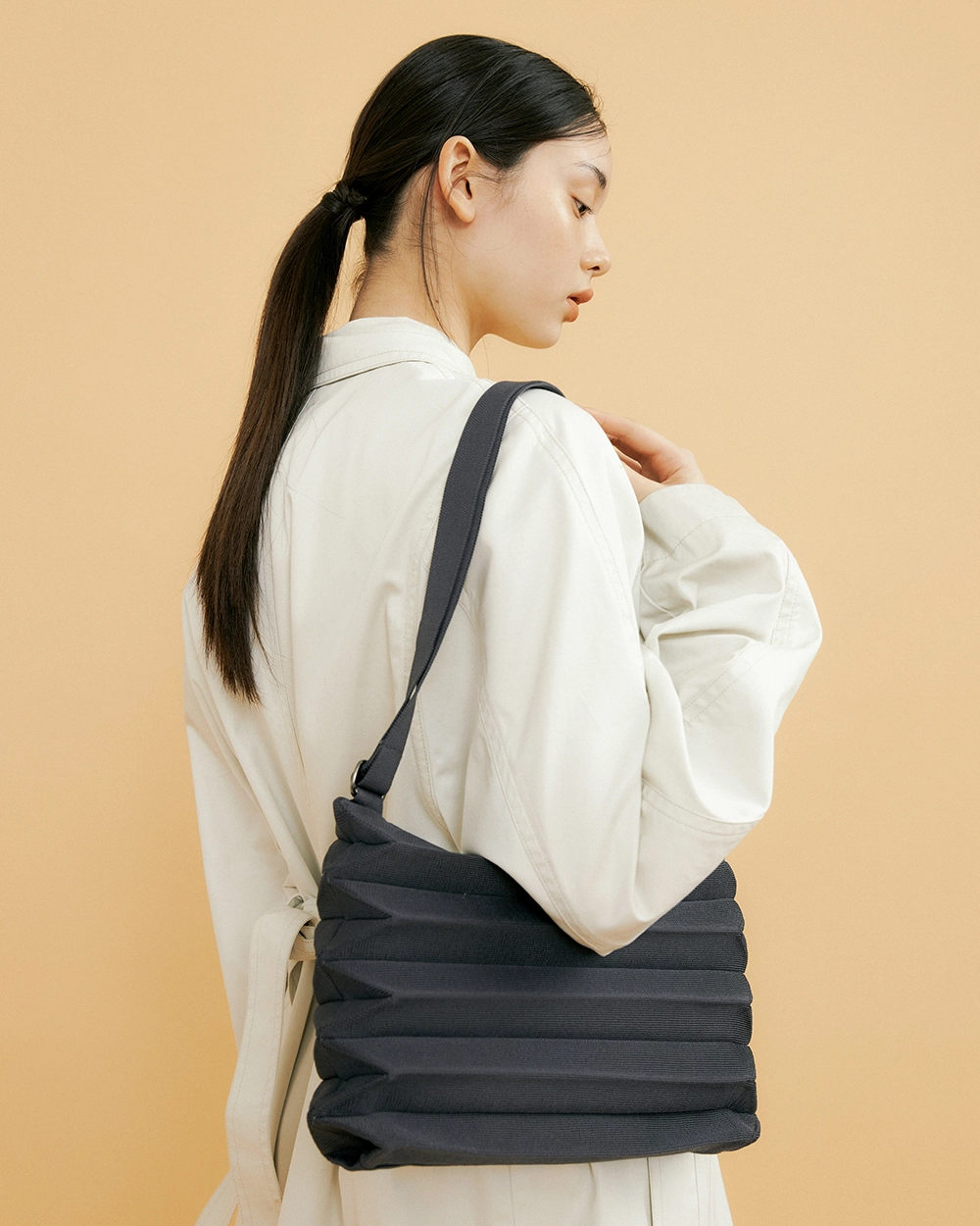 PLEATS MAMA 正規品関税込み NEW SACOCHE BAG CHARCOAL New Sacoche Bag Khaki : PLEATSMAMA: Sustainable Knit Pleats Bag