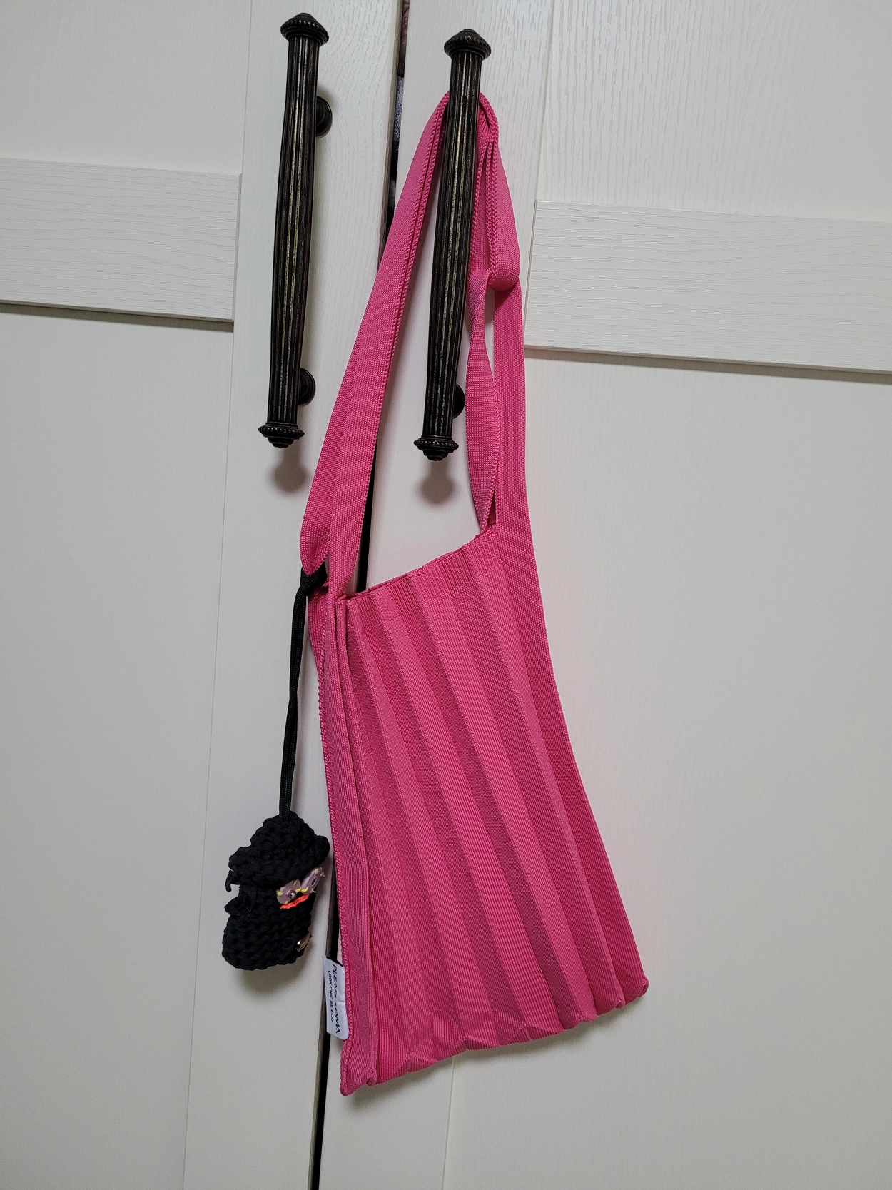 PLEATS MAMA 正規品関税込み MINI SHOULDER BAG PINK DOT PLEATSMAMA: Sustainable Knit Pleats Bag